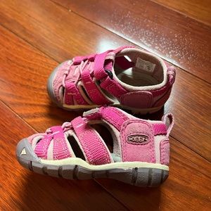 Keen - size 4 - pink sandals